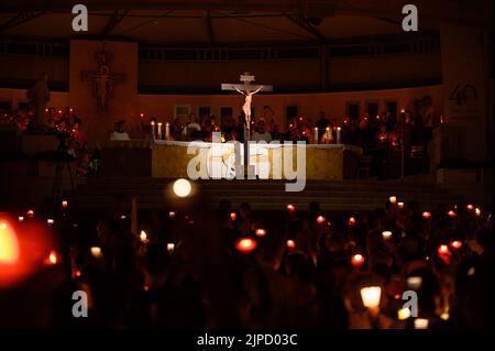 Verehrung des Heiligen Kreuzes nach der Heiligen Messe während des Mladifest (Jugendfestival) in Medjugorje, Bosnien und Herzegowina. 2021/08/02. Stockfoto
