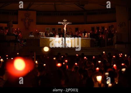 Verehrung des Heiligen Kreuzes nach der Heiligen Messe während des Mladifest (Jugendfestival) in Medjugorje, Bosnien und Herzegowina. 2021/08/02. Stockfoto