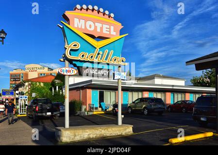 Niagara Falls, Kanada - 13. August 2022: Das Cadillac ist ein Retro-schickes Motel, das an die Straßenhöfe der 50er und 60er Jahre in der Ferry Street in der Nähe erinnert Stockfoto