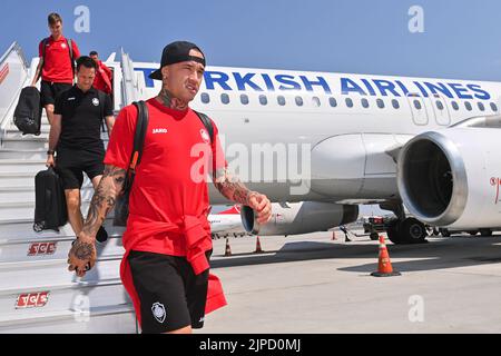 Istanbul, Türkei. 17. August 2022, Antwerpens Radja Nainggolan bei der Ankunft des belgischen Fußballteams Royal Antwerp FC auf dem Flughafen Istanbul, Mittwoch, 17. August 2022 in Istanbul, Türkei. Morgen wird Antwerpen im Play-off für den Wettbewerb der UEFA Conference League das türkische Team Istanbul Basaksehir spielen. BELGA FOTO DIRK WAEM Stockfoto