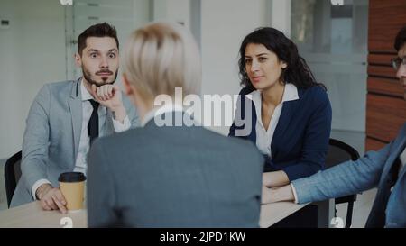 Das Business-Team unterhält sich während der Kaffeepause im Kinderbüro am Tisch Stockfoto