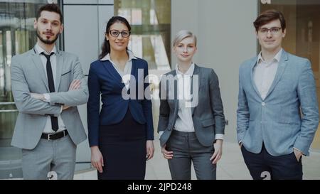 Porträt einer Gruppe von Geschäftsleuten, die im modernen Büro im Innenbereich lächeln. Team von Geschäftsleuten und Geschäftsleuten stehen zusammen Stockfoto