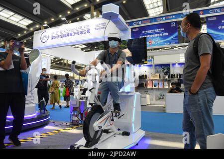 Shenzhen, Chinas Provinz Guangdong. 17. August 2022. Ein Besucher erlebt VR-Fitnessspiele auf der China Information Technology Expo 10. in Shenzhen, südchinesische Provinz Guangdong, am 17. August 2022. Quelle: Mao Siqian/Xinhua/Alamy Live News Stockfoto