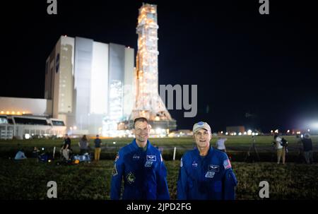 Florida. US, 16/08/2022, NASA-Astronauten Stan Love, links, Und Don Pettit, rechte Pose für ein Bild, als die NASA-Rakete zum Start des Space Launch Systems (SLS) mit der Orion-Sonde auf dem mobilen Trägerrakete am Dienstag, den 16. August 2022, im Kennedy Space Center der NASA in Florida aus dem Vehicle Assembly Building zum Launch Pad 39B ausgerollt wird. Die Artemis I-Mission der NASA ist der erste integrierte Test der Tiefenraumexplorationssysteme der Agentur: Die Raumsonde Orion, die SLS-Rakete und die unterstützenden Bodensysteme. Der Start des unbemalten Flugtests ist bis spätestens zum 29. August 2022 geplant.Pflichtangabe: J Stockfoto