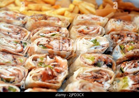 Syrisches Rezept Küche Hintergrund, eine Box voller Stücke von Huhn Shawerma oder Shawarma Tortilla Wrap mit Zwiebeln, Tomaten, Salat und Knoblauchsauce in S Stockfoto