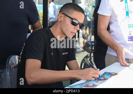 Rom, Italien. 16. August 2022. David Popovici, Goldmedaillengewinnerin, signiert Autogramme für die Teilnehmer des Foro Italico für die Aquatic Europameisterschaft Rom 2022. Kredit: SOPA Images Limited/Alamy Live Nachrichten Stockfoto