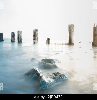 Alte Holzkehlchen im atlantik, am Crow Point, Devon UK Stockfoto