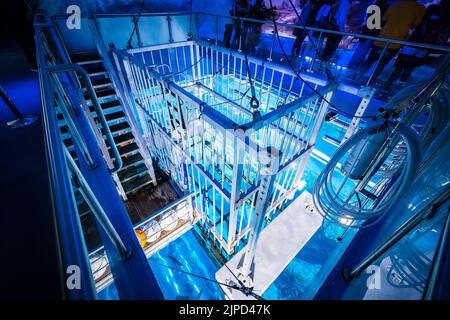 Blick auf den Käfig aus Stahlhaien zum Tauchen im riesigen Fischbecken des Dubai Aquariums und des Unterwasserzoo in Dubai, VAE Stockfoto