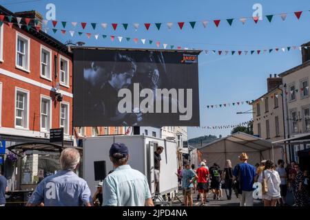 Brecon Jazz Festival 2022 mit großer Leinwand im Zentrum der Stadt mit Jazzmusikern. Wales. Stockfoto