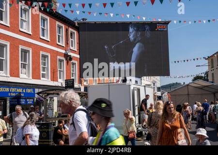 Brecon Jazz Festival 2022 mit großer Leinwand im Zentrum der Stadt mit Jazzmusikern. Wales. Stockfoto