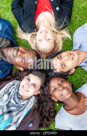 Teenager Studenten, Freundeskreis. Eine freundliche Gruppe von Schulfreunden, die direkt in die Kamera blicken. Aus einer Reihe verwandter Bilder. Stockfoto