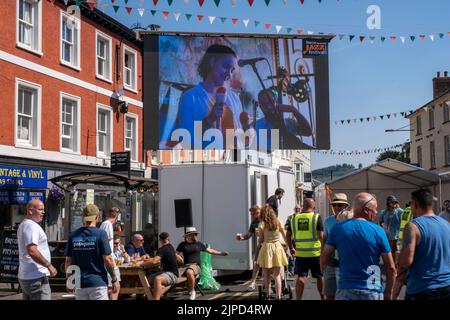 Brecon Jazz Festival 2022 mit großer Leinwand im Zentrum der Stadt mit Jazzmusikern. Wales. Stockfoto