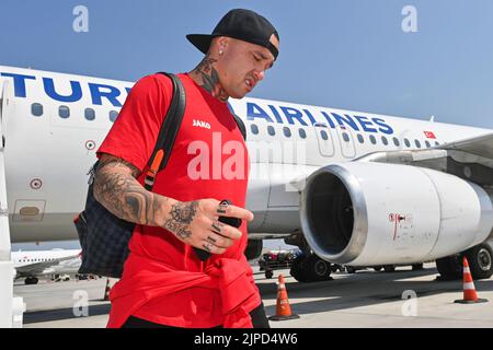 Istanbul, Türkei. 17. August 2022, Antwerpens Radja Nainggolan bei der Ankunft des belgischen Fußballteams Royal Antwerp FC auf dem Flughafen Istanbul, Mittwoch, 17. August 2022 in Istanbul, Türkei. Morgen wird Antwerpen im Play-off für den Wettbewerb der UEFA Conference League das türkische Team Istanbul Basaksehir spielen. BELGA FOTO DIRK WAEM Stockfoto