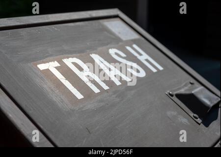 Geschlossener Deckel eines bärsicheren Abfalleimer mit abgedecktem Verschluss. Stockfoto