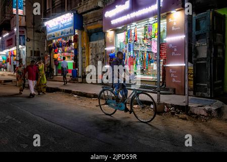 Madurai, Indien - 23. August 2018: Nachtansicht einer Madurai-Straße mit beleuchteten Geschäften und Menschen. Madurai ist eine wichtige Stadt von Tamil Nadu Stockfoto