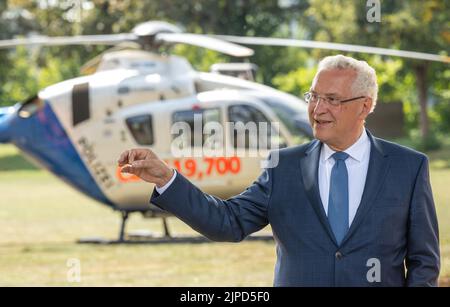 München, Deutschland. 17. August 2022. Joachim Herrmann, (CSU) Staatsminister für Inneres, Sport und Integration, nimmt an einer Pressekonferenz zum Thema Katastrophenschutz Teil. Auf der Veranstaltung erläuterte Herrmann, was für einen effektiven Katastrophenschutz in Bayern wichtig ist, welche neuen Pläne entwickelt werden und welche Erwartungen an die Bundesregierung gestellt werden. Kredit: Peter Kneffel/dpa/Alamy Live Nachrichten Stockfoto