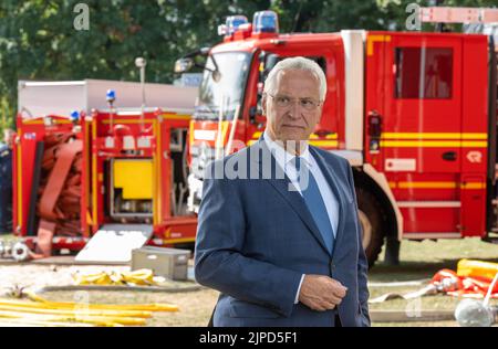 München, Deutschland. 17. August 2022. Joachim Herrmann, (CSU) Staatsminister für Inneres, Sport und Integration, nimmt an einer Pressekonferenz zum Thema Katastrophenschutz Teil. Auf der Veranstaltung erläuterte Herrmann, was für einen effektiven Katastrophenschutz in Bayern wichtig ist, welche neuen Pläne entwickelt werden und welche Erwartungen an die Bundesregierung gestellt werden. Kredit: Peter Kneffel/dpa/Alamy Live Nachrichten Stockfoto