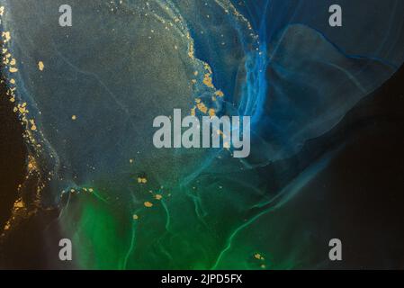 Abstrakt Alkohol Tinte Flüssigkeit Kunst Hintergrund. Grün und blau mit Gold auf schwarz Stockfoto