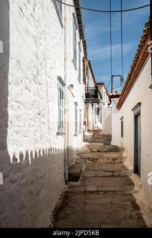 Straße in kleinen mediterranen Stadt in sonnigen Sommertag Stockfoto