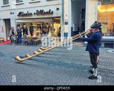 Eine Musikband, die Alphorn auf der Straße Heidelberg spielt Stockfoto