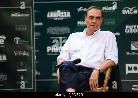 Marina Di Pietrasanta, Italien. 16. August 2022. Clemente Mastella Clemente Mastella, Leiter von Noi di Centro, ist bei der Begegnung mit caffè der Versiliana. (Foto: Stefano Dalle Luche/Pacific Press) Quelle: Pacific Press Media Production Corp./Alamy Live News Stockfoto