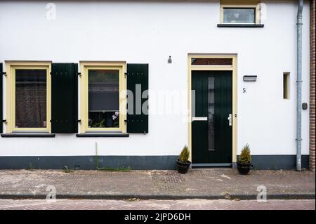 Hattem, Gelderland, Niederlande, 07 14 2022 - traditionelle Fassaden von dekorierten Häusern Stockfoto