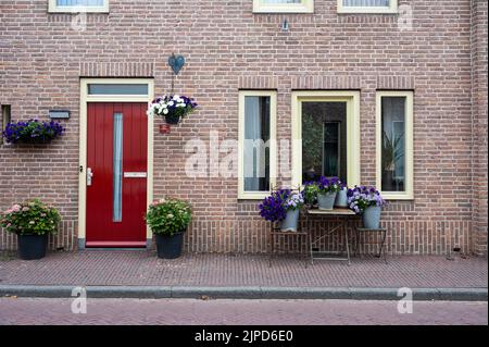 Hattem, Gelderland, Niederlande, 07 14 2022 - traditionelle Fassaden von dekorierten Häusern Stockfoto