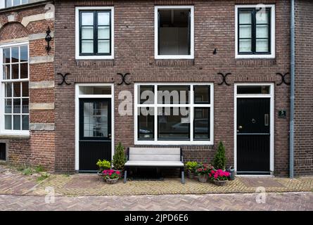 Hattem, Gelderland, Niederlande, 07 14 2022 - traditionelle Fassaden von dekorierten Häusern Stockfoto