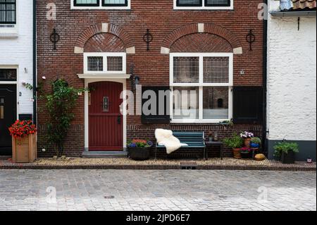 Hattem, Gelderland, Niederlande, 07 14 2022 - traditionelle Fassaden von dekorierten Häusern Stockfoto