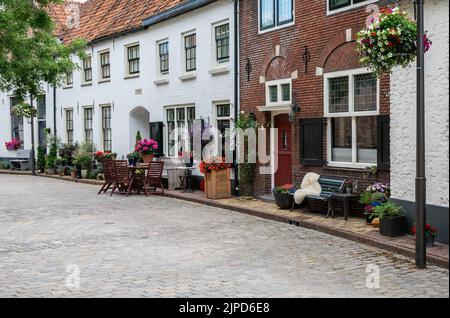 Hattem, Gelderland, Niederlande, 07 14 2022 - traditionelle Fassaden von dekorierten Häusern Stockfoto