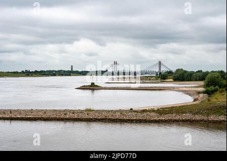 Dodewaard, Gelderland, Niederlande - 07 12 2022 Landschaftsansicht über die Flutzone des Flusses Waal Stockfoto