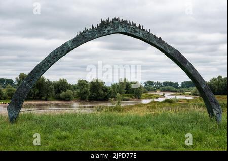 Dodewaard, Gelderland, Niederlande - 07 12 2022 Bogen mit Miniaturkonstruktion mit Blick über die Naturlandschaft Stockfoto