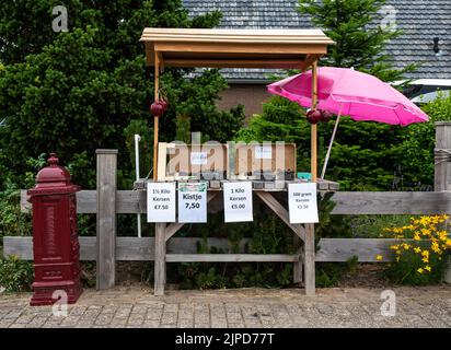 Ochten, Gelderland, Niederlande - 07 12 2022 hausgemachter Food-Stand mit Kirschen zum Verkauf Stockfoto