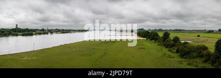 Dodewaard, Gelderland, Niederlande - 07 12 2022 - Extra großer Panoramablick über die natürliche Aue des Flusses Waal Stockfoto