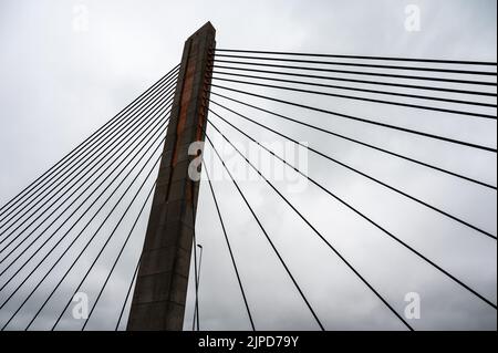 Zaltbommel, Gelderland, Niederlande - 07 12 2022 - abstrakte Diagonalen aus Metallseilen einer Hängebrücke Stockfoto