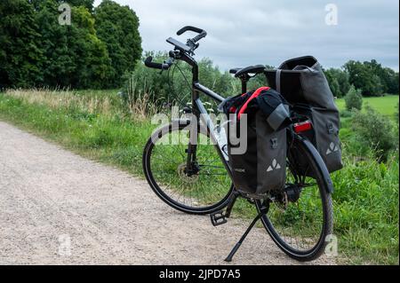 Ochten, Gelderland, Niederlande - 07 12 2022 Trekkingrad steht auf einem Radweg am Deich des Flusses Waal Stockfoto