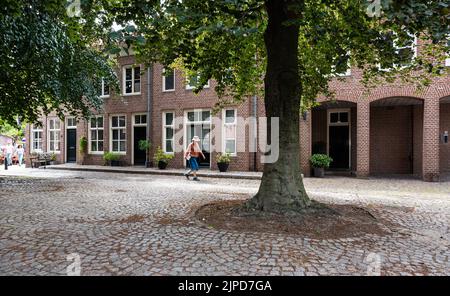 Heusden, Gelderland, Niederlande, 08 11 2022 - traditionelle Häuser und Kopfsteinpflasterstraßen des Dorfes Stockfoto