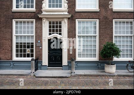 Heusden, Gelderland, Niederlande, 08 11 2022 - traditionelle Häuser und Kopfsteinpflasterstraßen des Dorfes Stockfoto