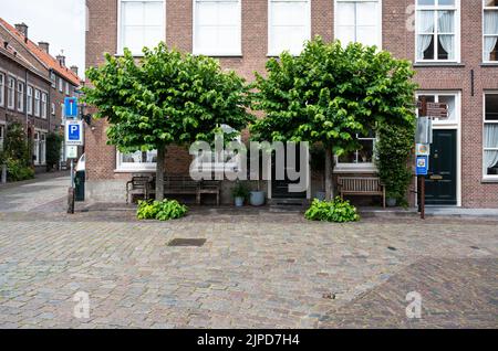 Heusden, Gelderland, Niederlande, 08 11 2022 - traditionelle Häuser und Kopfsteinpflasterstraßen des Dorfes Stockfoto