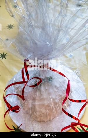 Ein traditioneller Weihnachtskuchen aus Eigenfertigung in Einer traditionellen Verpackung, Weihnachtszeit, Sussex, Großbritannien Stockfoto