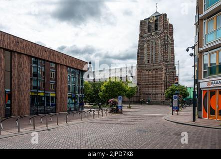 Raamsdonk, Gelderland, Niederlande, 08 11 2022 - Alter Dorfmarkt und Kirchturm Stockfoto