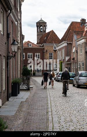 Heusden, Gelderland, Niederlande, 08 11 2022 - Straßen im alten Dorfzentrum mit Kopfsteinpflaster Stockfoto