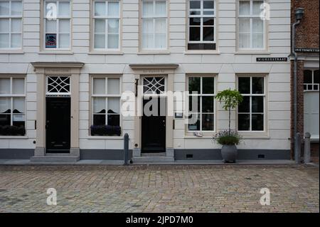 Heusden, Gelderland, Niederlande, 08 11 2022 - traditionelle Häuser und Kopfsteinpflasterstraßen des Dorfes Stockfoto