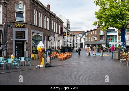 Oosterhout, Gelderland, Niederlande, 08 11 2022 - Alter Dorfplatz und Restaurants Stockfoto