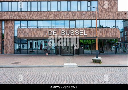 Oosterhout, Gelderland, Niederlande, 08 11 2022 - Zeitgenössische Fassade des Hauses der Kultur Stockfoto