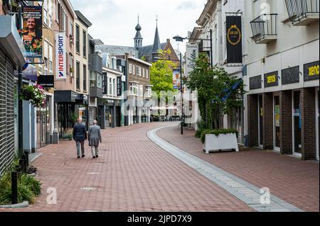 Oosterhout, Gelderland, Niederlande, 08 11 2022 - Einkaufsstraße im alten Dorfzentrum Stockfoto