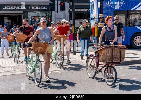 Touristen/Besucher auf Einer Fahrradtour durch London während des heißesten Tages, der jemals aufgezeichnet wurde, London, Großbritannien Stockfoto