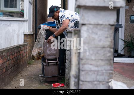 Der Resident Kes Bala verfügt über verdorbenes Essen, als er nach einer Explosion, die am 8. August ein Reihenhaus zerstörte und den vierjährigen Sahara Salman kurz nach dem 7am. August tötete, in sein Haus in Galpin's Road in Thornton Heath, Merton, zurückkehrt. Drei weitere Personen wurden schwer verletzt, darunter ein 11-jähriger Junge und eine 54-jährige Frau. Bilddatum: Mittwoch, 17. August 2022. Stockfoto