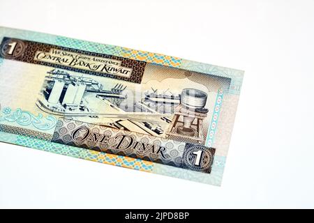 Rückseite einer alten 1 KWD-Banknote mit einer kuwaitischen Dinar-Banknote mit Vignette von Mina Al-Shuwaikh und Vignette eines traditionellen Wasserspeichers V. Stockfoto