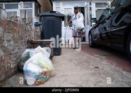 Der Resident Kes Bala verfügt über verdorbenes Essen, als er nach einer Explosion, die am 8. August ein Reihenhaus zerstörte und den vierjährigen Sahara Salman kurz nach dem 7am. August tötete, in sein Haus in Galpin's Road in Thornton Heath, Merton, zurückkehrt. Drei weitere Personen wurden schwer verletzt, darunter ein 11-jähriger Junge und eine 54-jährige Frau. Bilddatum: Mittwoch, 17. August 2022. Stockfoto